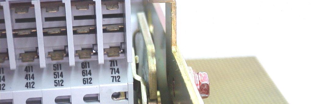 5) With the operation lever raised, uplift the auxiliary switch unit, pull the