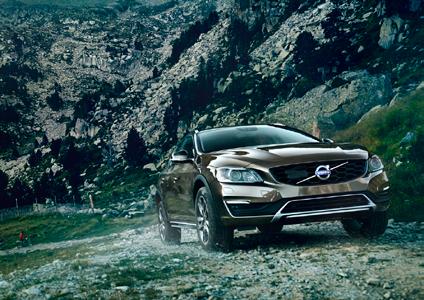 NEW AWD CROSS COUNTRY VARIANTS FOR V60 AND S60 Volvo Cars unveiled the long-awaited Cross Country version of its successful V60 sportswagon at the Los Angeles Motor Show in November 2014.