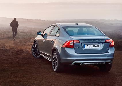 Compared to the V60, ground clearance has increased by 65 mm, and a rugged design (skid plates front and rear, side scuff plates and bumper extenders) is coupled with an enhanced sporty driving