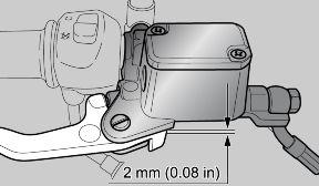 Justering af greb til forbremse (03_08) You can check the clearance between the end of the brake level and the master brake cylinder at the point shown in the figure.