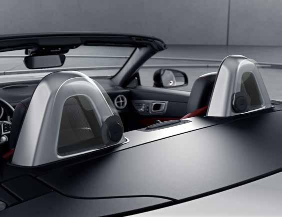19 The air deflector. The optional AIRGUIDE draught-stop system minimises draughts and wind noise when driving with the roof down, thus tangibly enhancing comfort.