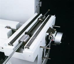 Integrated digital displays permit highly accurate positioning of the machine axes.