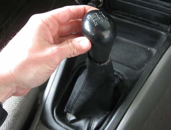 1. Unscrew the shift knob by rotating it counter-clockwise.
