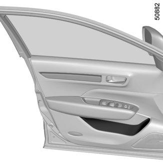 PASSENGER COMPARTMENT STORAGE, FITTINGS (1/5) 2 3 1 4 Front door storage pockets 1 They can hold a 1.5-litre bottle. Front sun visor Lower sun visor 2.