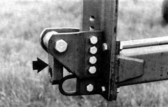 Two pins, which had to be inserted by hand, were provided to lock the wings during transport. Raising or lowering, which depended on the tractor hydraulic system, took one man less than fi ve minutes.