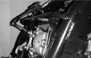 (7-4) Cylinder Head Cover Turn the flywheel counterclockwise so that the T mark on the flywheel aligns with the index mark on the
