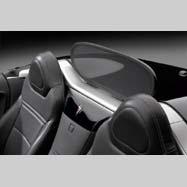 WINDSCREEN Help buffer the wind while enjoying your ride. The wind deflector is attached between the two headrests.