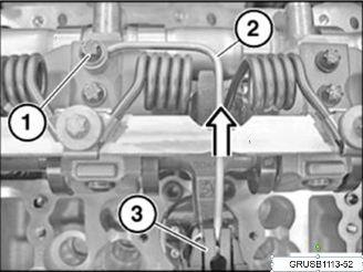 Removal of the intake camshaft: To show the operation more clearly in this procedure, the injector ducts have been removed.