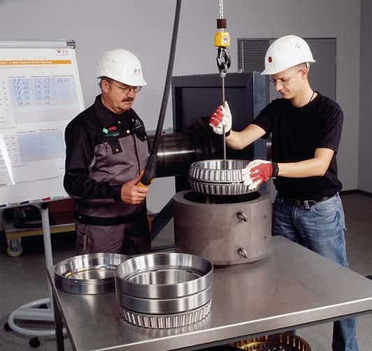 8AFA1 Figure 6 Training course on mounting of rolling bearings Several training modules cover the mounting and dismounting of rolling bearings and linear guidance systems.