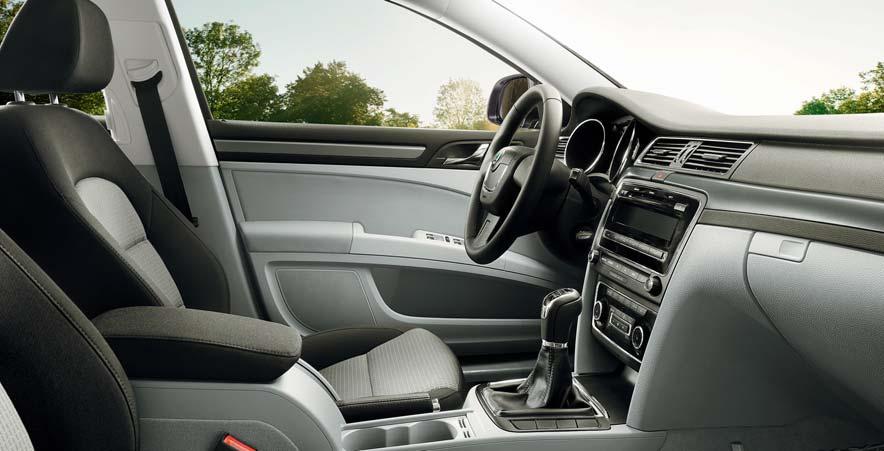 The dashboard, in black/black or black/ivory colour combinations, and doors, in black or Ivory, are lined with the Noblesse décor (imitation wood).