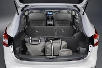 centrinis porankis (su 2 puodelių laikikliais) Sauga 6 saugos oro pagalvės (vairuotojo, keleivio, šoninės ir užuolaidinės) su keleivio saugos pagalvės išjungimo funkcija All-Mode 4WD-i sistema 2) ABS