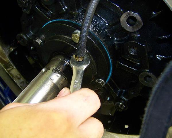 26. Reinstall the oil pump drive key in the non-drive end of the rotor.