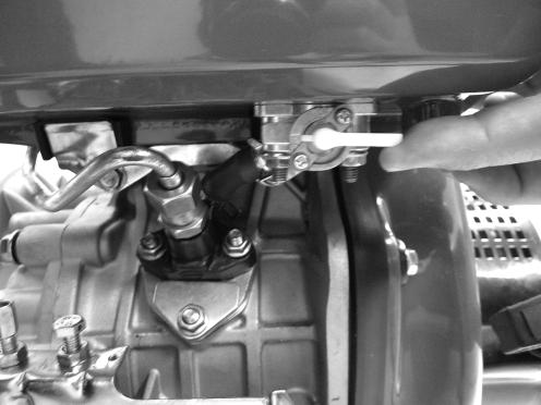 Adjusting the Throttle The throttle is used to regulate the RPM of the engine, which also controls the water flow out of the discharge outlet (2). 1.