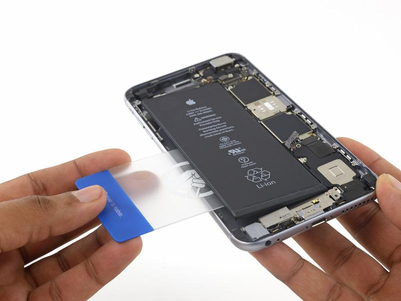 After about a minute, flip the phone over and use a plastic card to break up any remaining adhesive behind the battery.