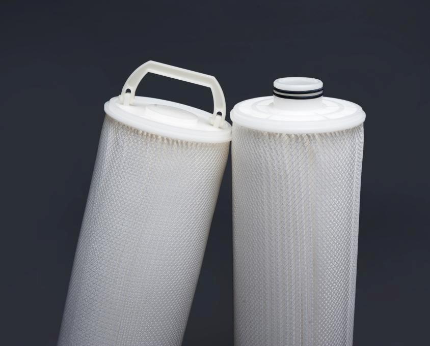 This combination optimizes the effective filtration surface area of the pleated filter media while maximizing dirt holding capacity.