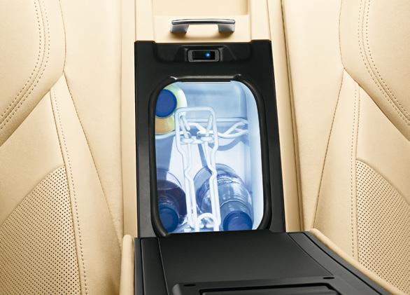 grated between the individual compartment and cannot be seats in the rear has a capacity Not compatible with Panamera S removed. Sun/privacy screen of 10.5 litres and features a sepa- Hybrid.