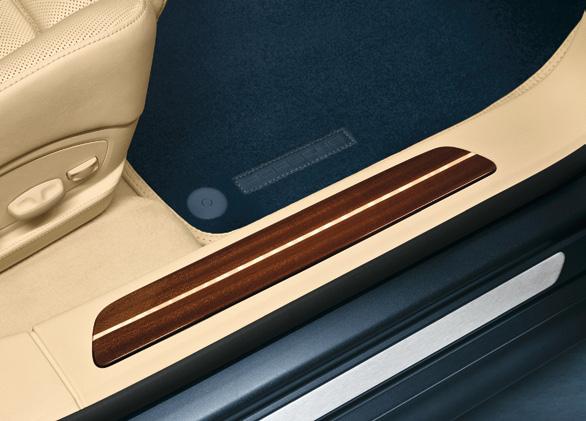 Door sill guards in Yachting Mahogany are non-illuminated and come without logo.