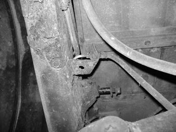 When lowering the axle make sure not to over-extend the brake line. 10. Repeat spring installation on opposite side of the vehicle. 11.