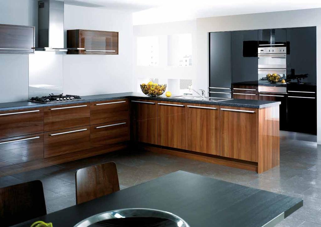 Reflections Walnut & Black (High Gloss) Another bold contrasting statement is achieved with the use of high gloss Walnut and Black Reflections slab doors.