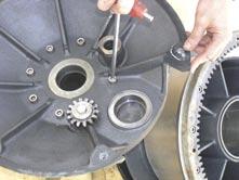 Before closing the winch, make sure the drainage holes in the base of the