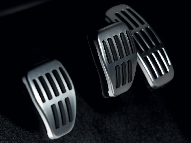 Their Renault-branded stainless steel finish also protects the doors on your MEGANE Sedan.