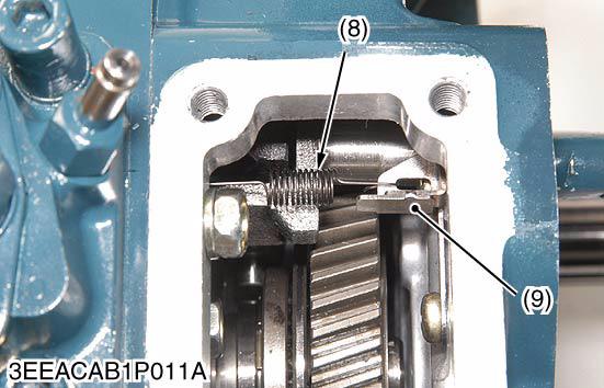 Remove the socket head screws and nuts, and remove the injection pump (5).