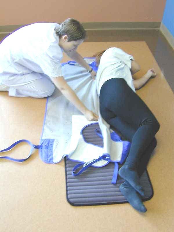 ERGOFIT SLINGS 3. Lower the patient down on top of the sling. Roll the patient in the opposite direction to pull the sling out the other side.