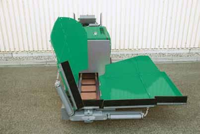 Conveyor movement is reversible, thus no mix spilled Large and oscillating push-rollers. when moving on the job site. Push-rollers fold in together with hopper sides.
