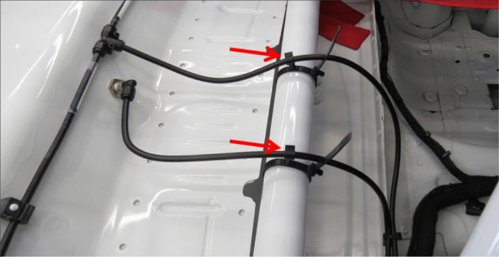 Mount bracket 999.511.257.40 to roll-cage bar and fix the lines.