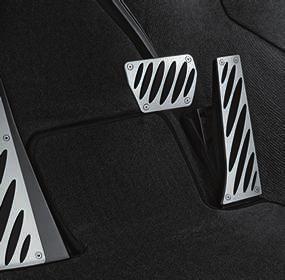 The BMW M Performance carbon rear spoiler, available on the BMW X M, is hand-crafted and blends seamlessly with the vehicle design. At the same time, lift values on the rear axle are reduced.