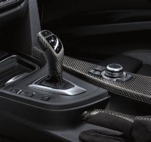 BMW M Performance carbon gearshift lever with Alcantara gaiter Open-pore carbon-fi bre is again combined with Alcantara. The result is a new and even more direct gear-change feel.