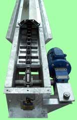 Depending on the characteristics of the material handled and on the throughput rate required, the conveyor chain is either manufactured in pressed links with bent scrapers or in forged links with