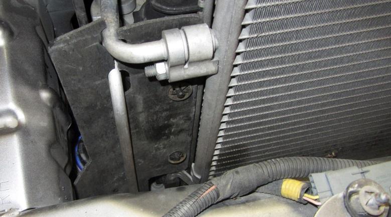 12. Remove the air guides on both sides of the intercooler by gentle pry out the tabs in the