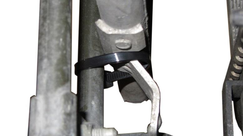 Support the power steering pipe by hand and temporarily attach it to the bumper beam with zip tie