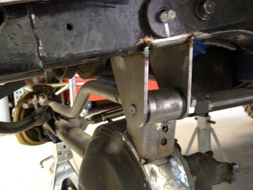 30. Assemble the bushing at the frame end and rod end at the axle end of the track bar. 31.