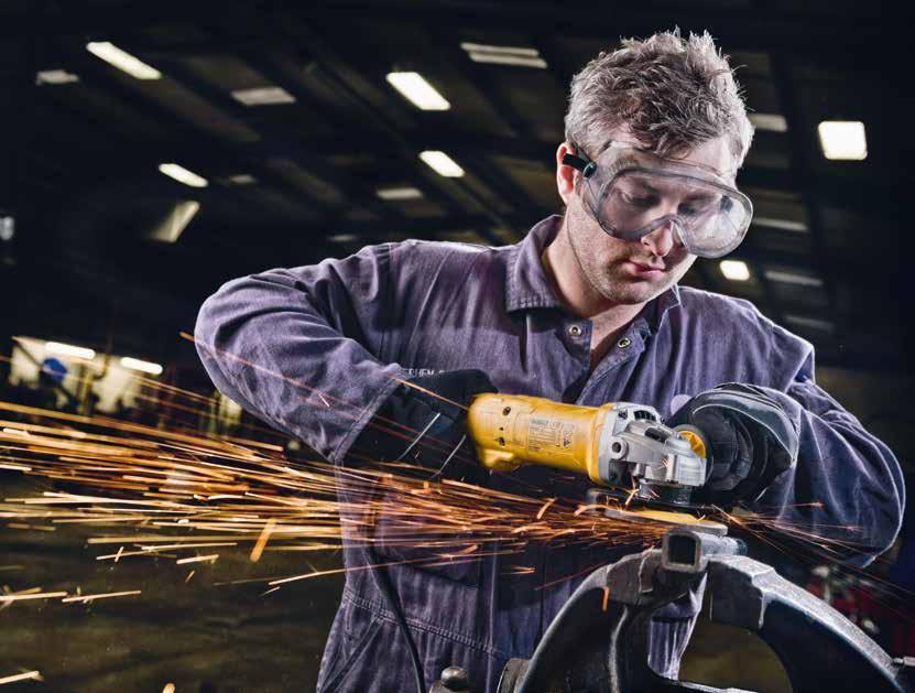1200W GRINDERS Extremely lightweight with an ergonomic body, the much improved, high performing range of compact angle grinders from DeWALT provide the user with optimal tool balance.