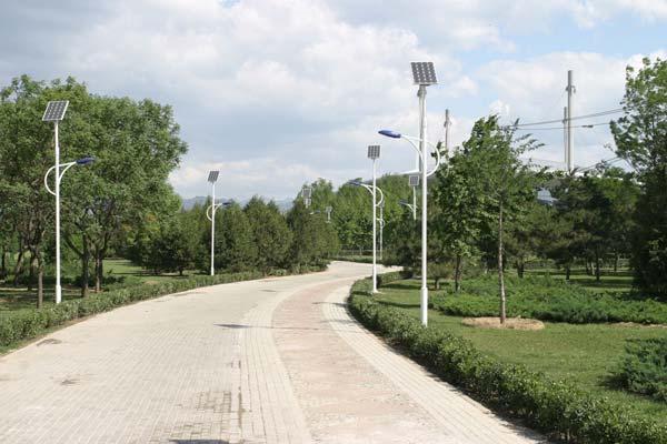 Project site: Stadium Park, Beijing The solar street light system comprises of: 100W solar panel 100AH/12V battery with battery
