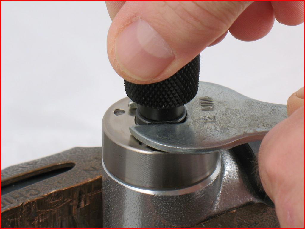 2. Carefully fasten the 01546 Housing in a vise with aluminum or bronze jaws so that the drive