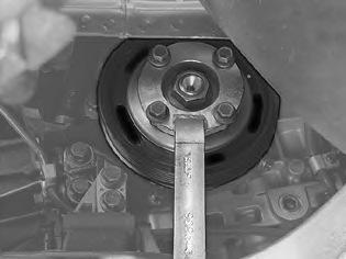 Then turn back counter-clockwise until the markings correspond. the upper camshaft belt the 4 vibration damper screws. Counterhold the crankshaft central nut. the vibration damper.