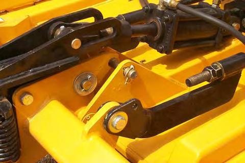 Wing hydraulic control valves should be set in the float detent during operation to allow the mower to follow the contour of uneven terrain and to prevent the wings from creeping up.