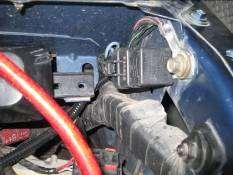 NOTE: The power supply leads can be connected to the battery or the alternator.