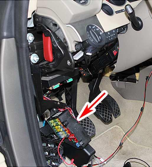 Now remove the covering underneath the dashboard and the cover of the fuse holder.