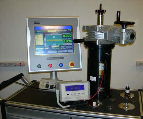 Generally the bell is mounted directly on the bench, in line with the transducer to calibrate, using specific anchorage points for that purpose.