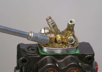 31. Lubricate the articulated joint pivots and retainer with synthetic based grease grade NLG12 (Fig.