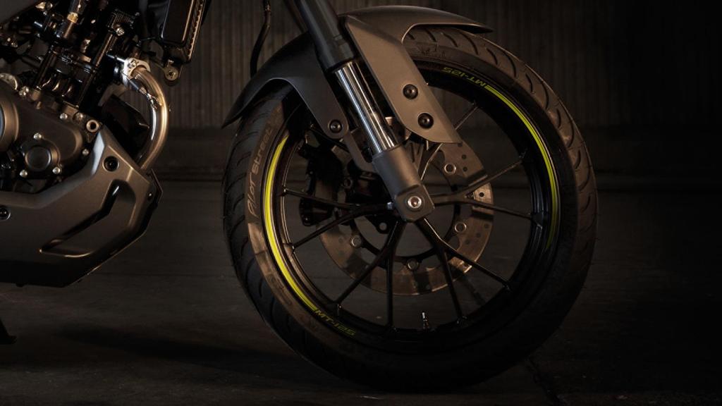 technological advantage the MT-125 is available with optional ABS and features a 292mm diameter floating front disc brake and radial mount caliper for excellent feel and
