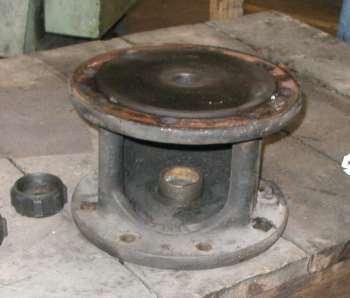 A side view of the main pistons in front of a steam cylinder.