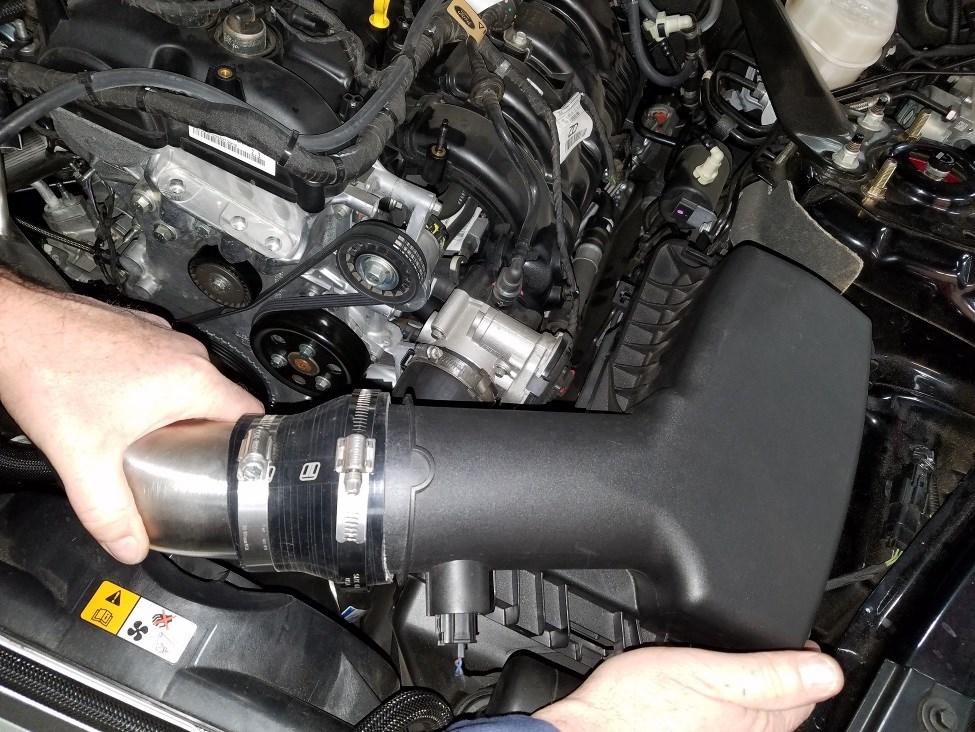 Install the inlet pipe and silicone hose connectors between the turbo