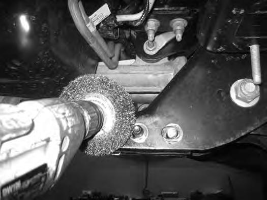 14. Remove the upper and lower ball joint nuts, refrain from hitting the aluminum steering knuckle, use appropriate tool to separate ball joints, avoid damaging the threads. 15.