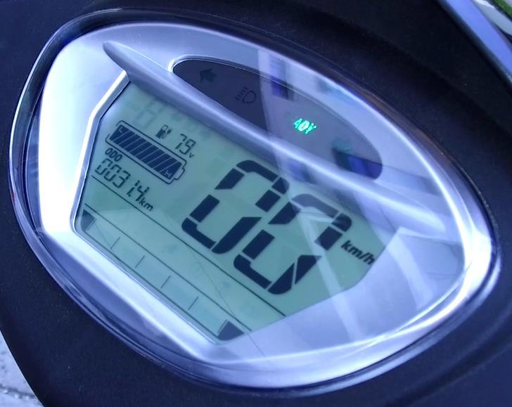 DISPLAY The display disposes the basic parameters for riding: 1. Turning lights: Right and left turning lights indicator LEDs 2. High beam: High beam indicator LED 3.