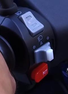 CONTROLS CONTROL High beam ACTION Fixed light: Push the switch up Burst light: Push the button down Turning signal switch Right lights: Slide right Turn blinkers OFF: Push central button Left lights: